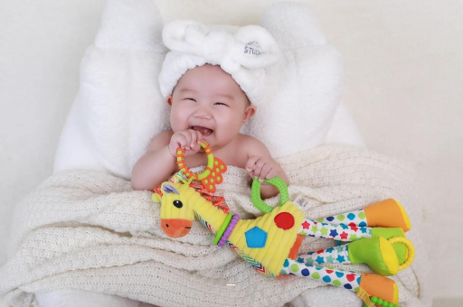 襄阳三个月宝宝正确抱姿 襄阳三个月宝宝正确抱姿